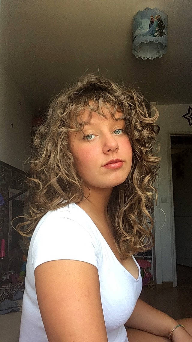 Elsa a rejoint le concours — aidez-le/la à gagner de superbes lots ! beauty, blond, brown_hair, chin, hair, hair_coloring, hairstyle, long_hair, person, ringlet, surfer_hair