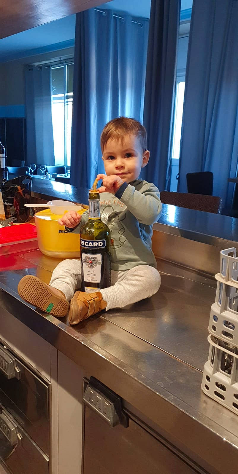 Timothé a rejoint le concours — aidez-le/la à gagner de superbes lots ! baby, barware, bottle, curtain, drink, drinkware, engineering, flooring, fun, gas, glass_bottle, kitchen, person, plastic_bottle, product, smile, standing, toddler, window, wine_bottle