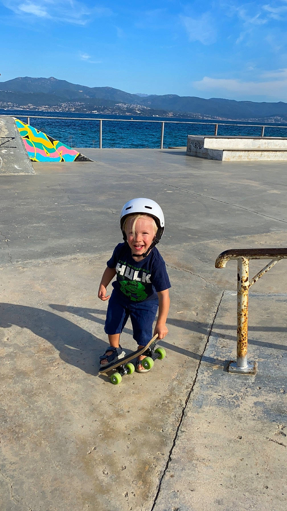 Axel a rejoint le concours — aidez-le/la à gagner de superbes lots ! asphalt, cloud, coast, fun, grass, hat, helmet, joy, lake, landscape, leisure, mountain, ocean, person, personal_protective_equipment, recreation, sky, toddler, travel, tree