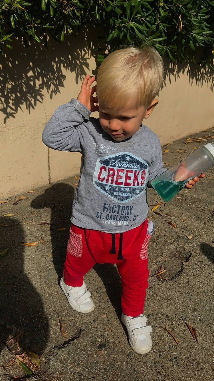 Axel participe au concours pour gagner de l'argent avec cette photo : active_pants, asphalt, baby_toddler_clothing, carmine, child, fun, grass, hairstyle, happy, pattern, person, personal_protective_equipment, play, public_space, sleeve, soil, sportswear, sweatpant, t_shirt, toddler