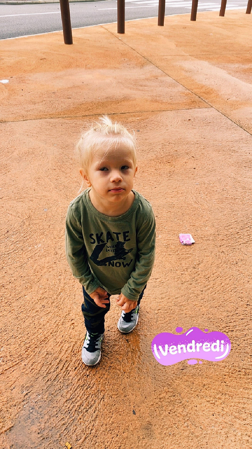 Axel participe au concours pour gagner de l'argent avec cette photo : baby, baby_toddler_clothing, child, floor, flooring, fun, grass, happy, landscape, leisure, people_in_nature, person, play, recreation, sand, shadow, sleeve, soil, toddler, vacation