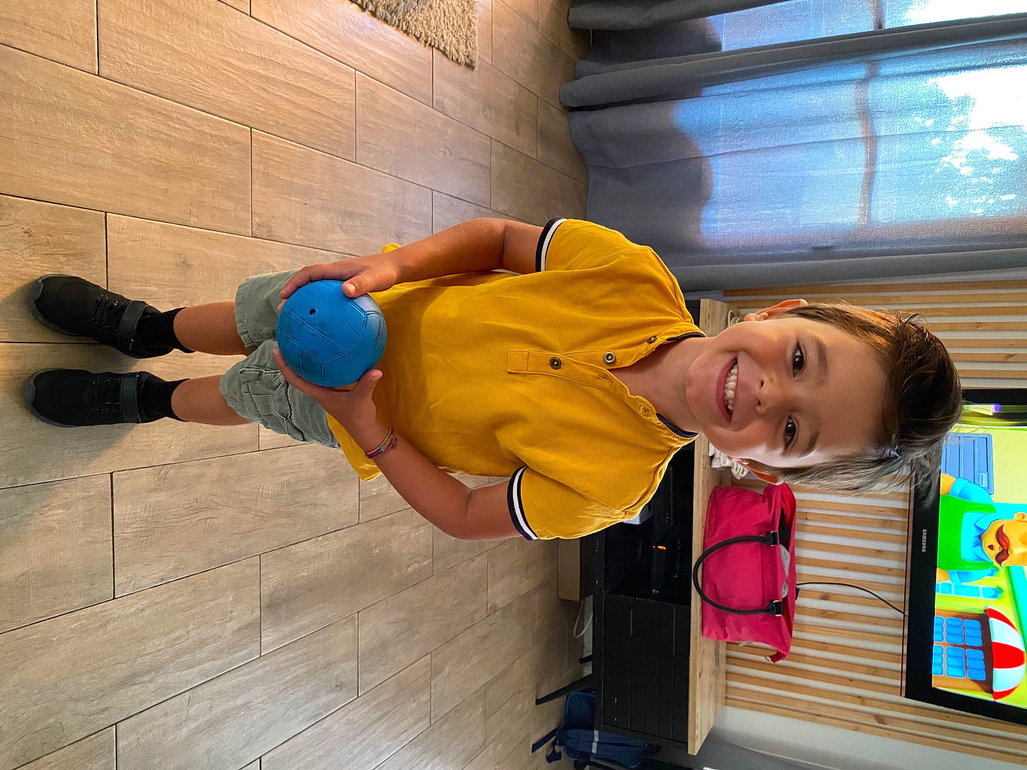 Léo participe au concours pour gagner de l'argent avec cette photo : child, elbow, electric_blue, flooring, fun, happy, human_leg, joy, laugh, leisure, orange, person, recreation, smile, standing, t_shirt, toddler, travel, vacation, window