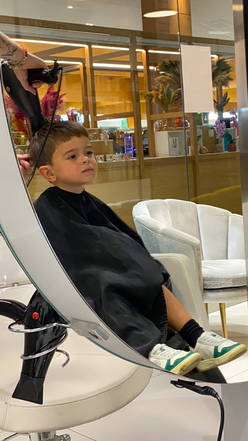 Léo participe au concours pour gagner de l'argent avec cette photo : automotive_design, baby_carriage, baby_products, barber, barber_chair, beauty_salon, chair, comfort, fashion_design, fun, hair_coloring, hairdresser, human_leg, knee, leisure, makeover, person, room, service, sitting