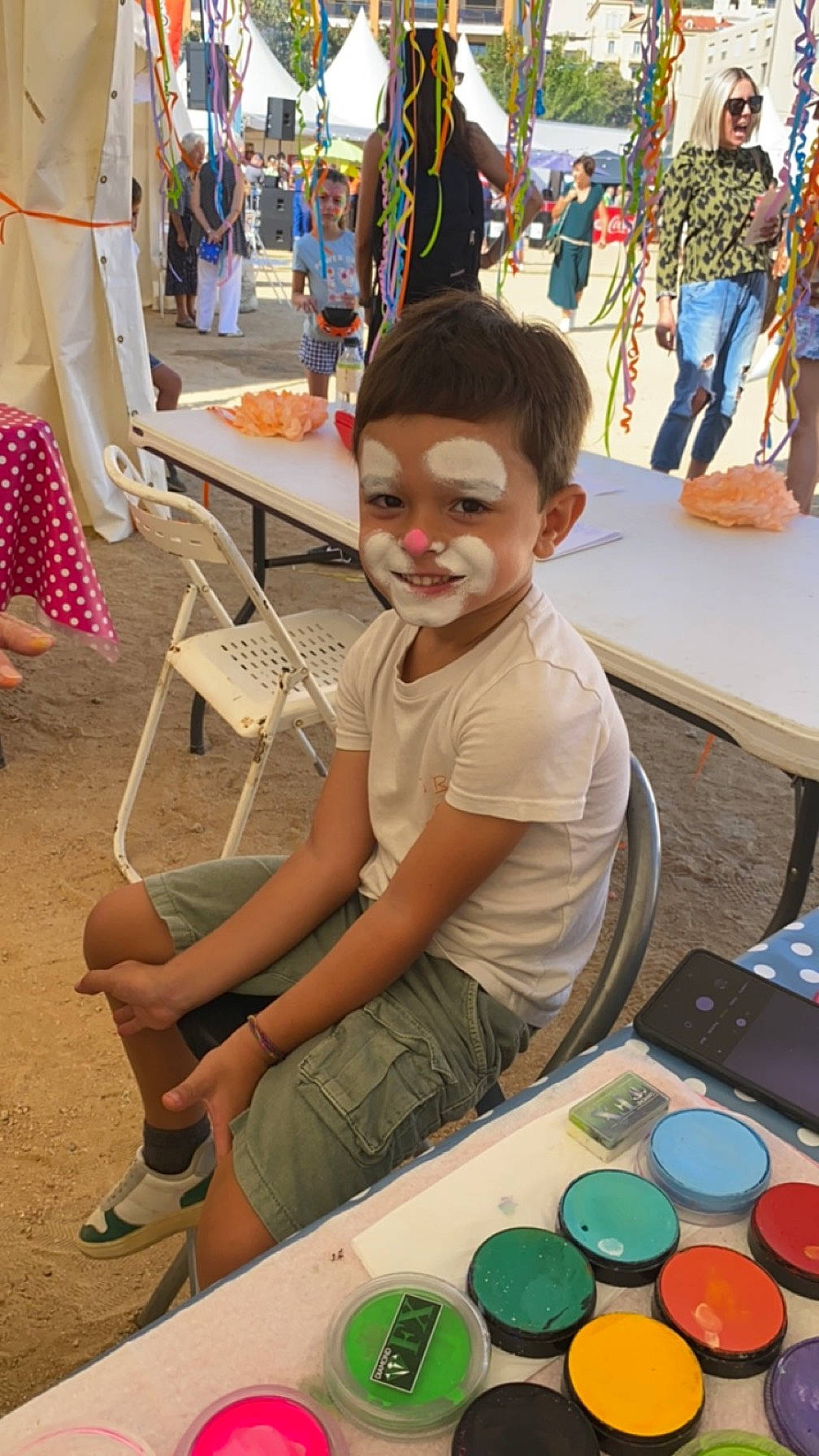 Léo participe au concours pour gagner de l'argent avec cette photo : art, artist, chair, child, circle, event, fun, green, happy, joy, leisure, paint, person, play, recreation, science, shorts, smile, summer, t_shirt