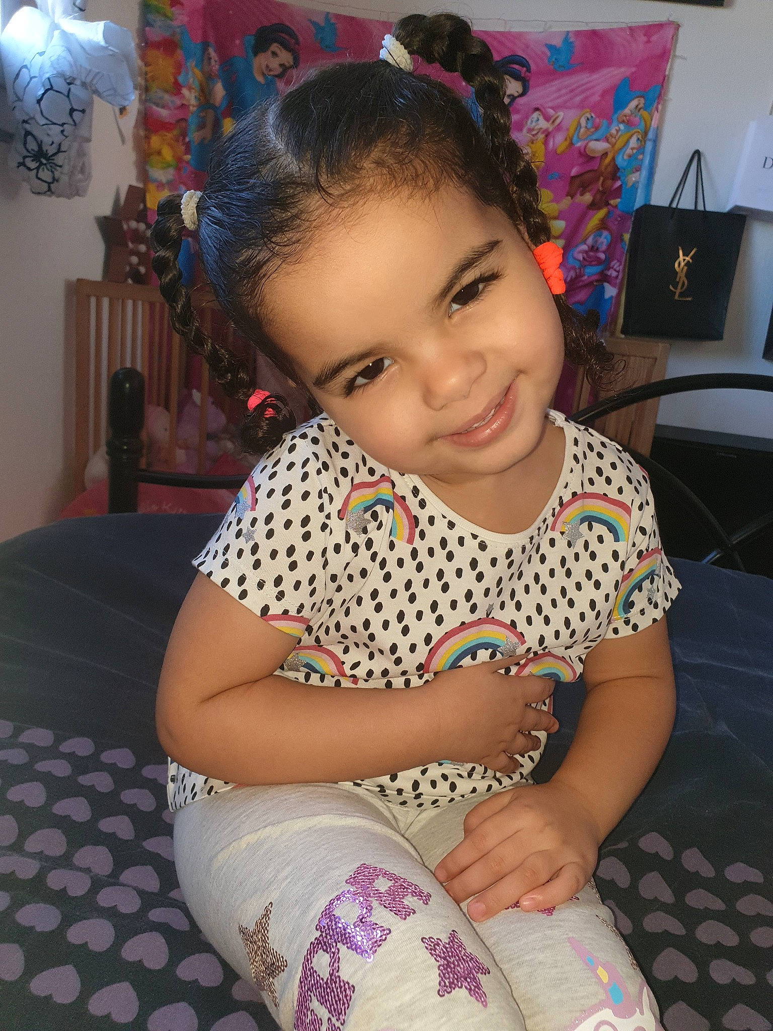 Naouresse a rejoint le concours — aidez-le/la à gagner de superbes lots ! arm, black_hair, cheek, child, ear, eye, face, forehead, happy, head, iris, joy, neck, pattern, person, sitting, skin, smile, toddler