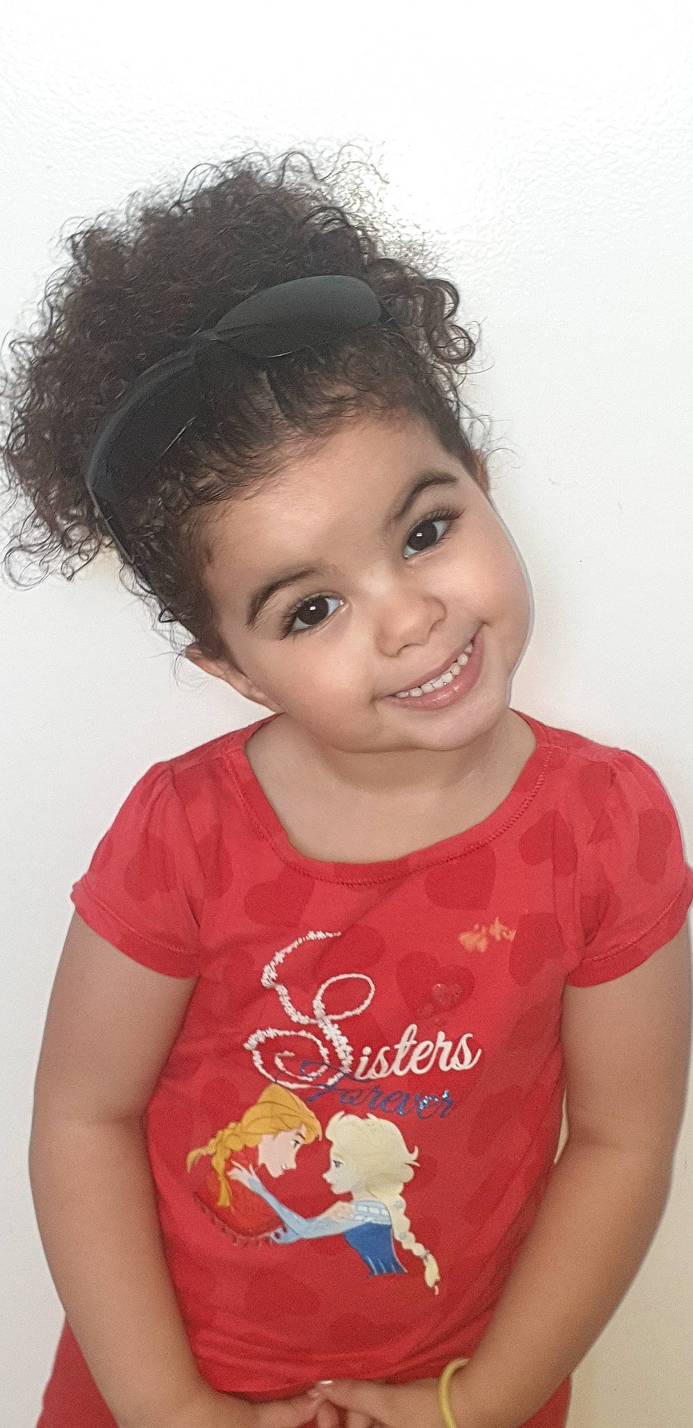 Naouresse participe au concours pour gagner de l'argent avec cette photo : black_hair, brown_hair, cheek, child, child_model, chin, face, forehead, hair, hair_accessory, hairstyle, happy, head, joy, lip, person, smile, t_shirt, toddler