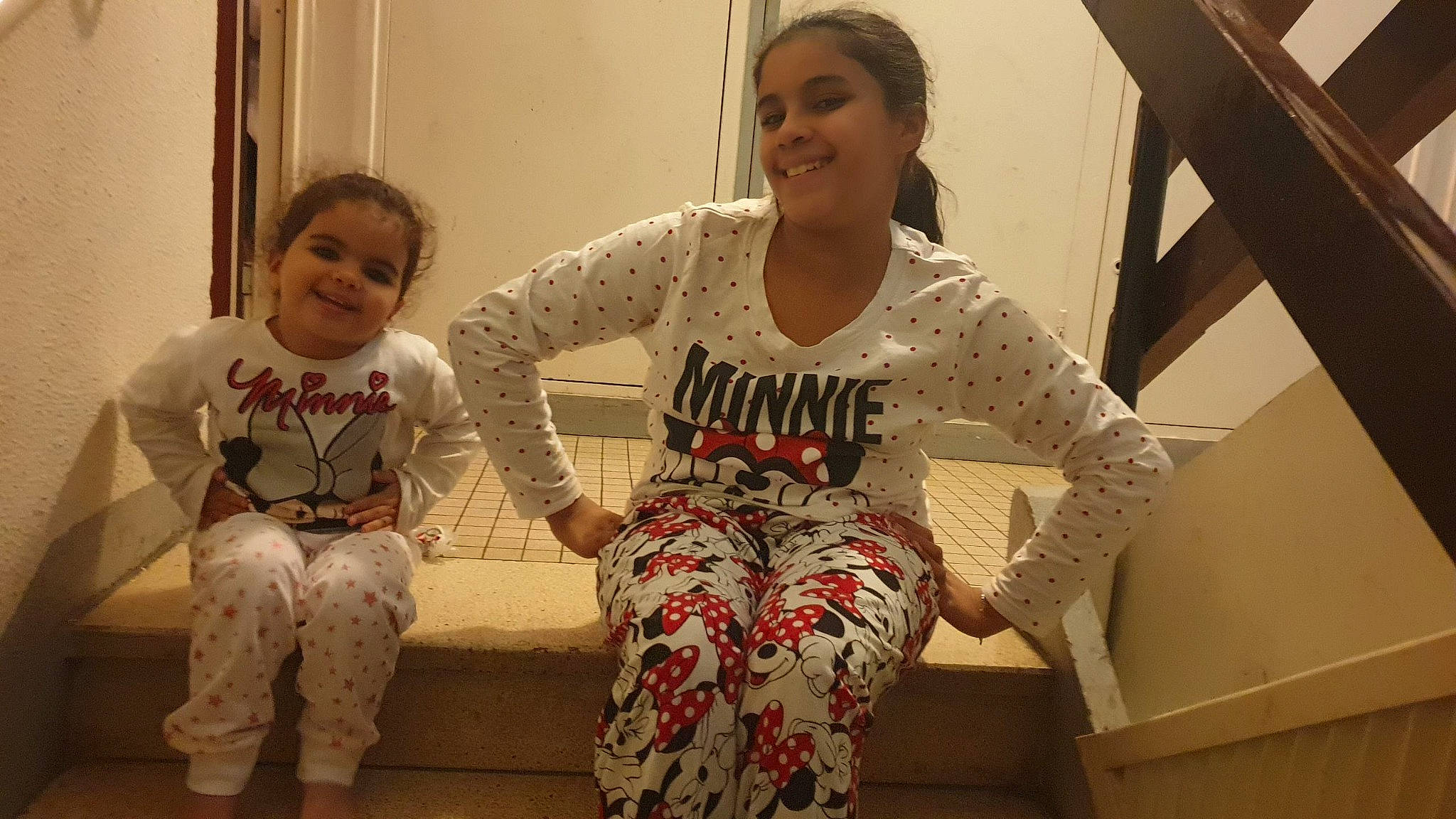 Nesrine participe au concours pour gagner de l'argent avec cette photo : child, fun, joy, pajamas, person, sitting, toddler