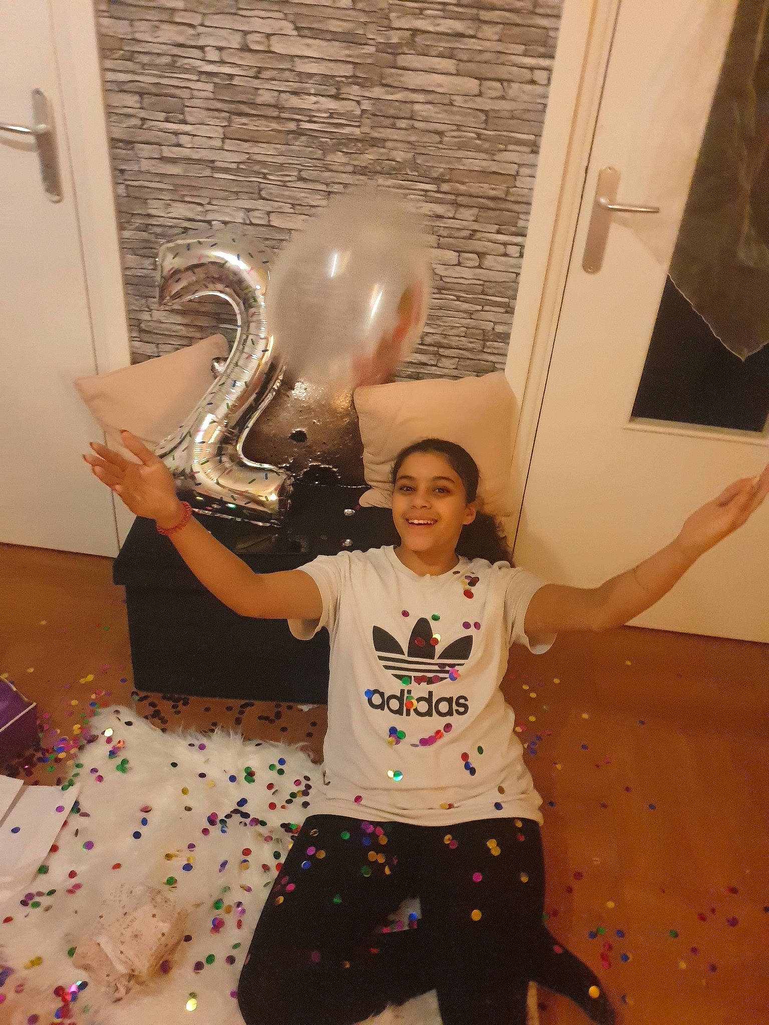 Nesrine a rejoint le concours — aidez-le/la à gagner de superbes lots ! balloon, fun, joy, party_supply, person