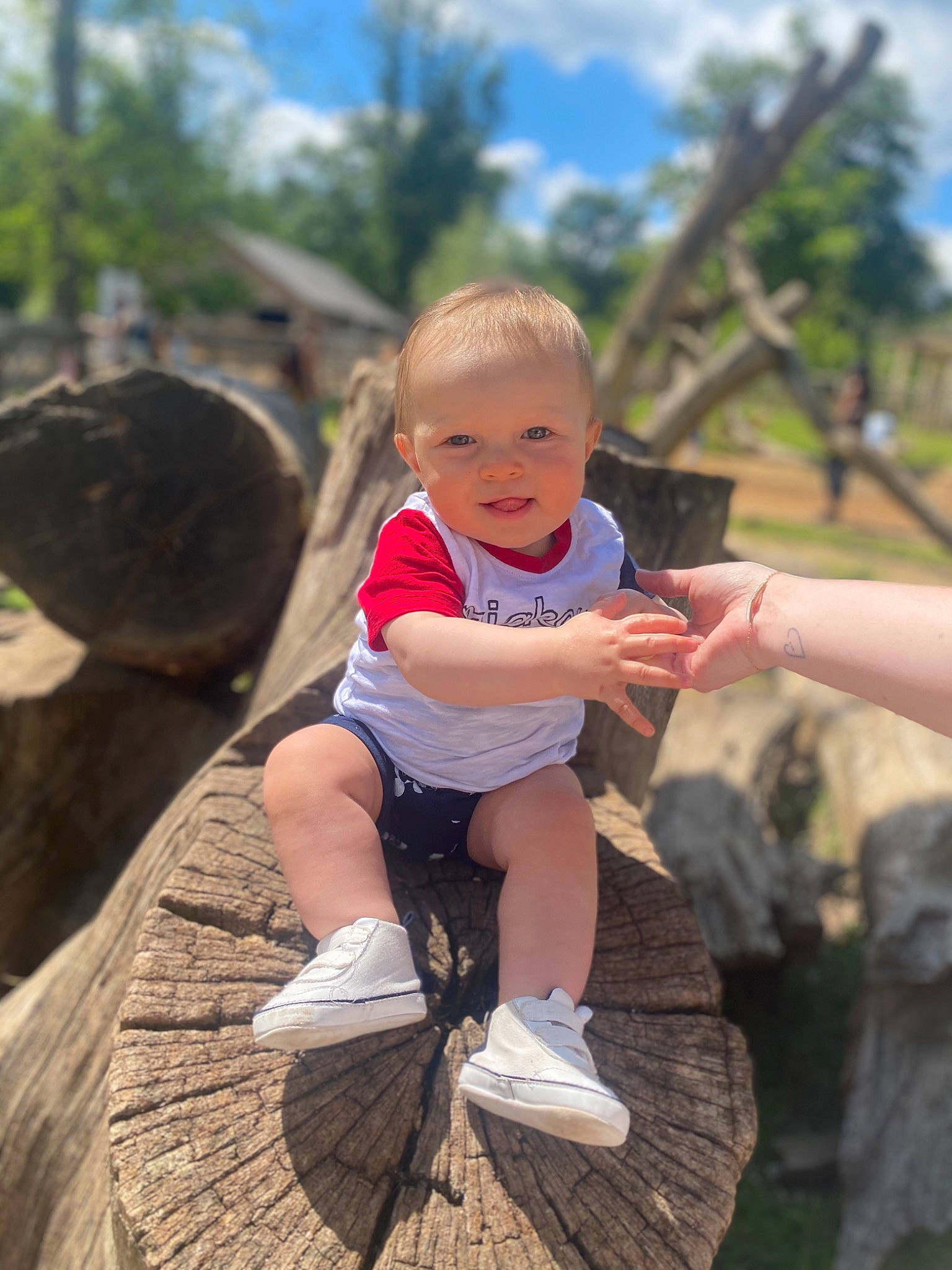 Sohann participe au concours pour gagner de l'argent avec cette photo : baby, baby_toddler_clothing, cloud, fun, grass, happy, landscape, leaf, leg, leisure, people_in_nature, person, skin, sky, smile, sneakers, toddler, travel, tree, trunk