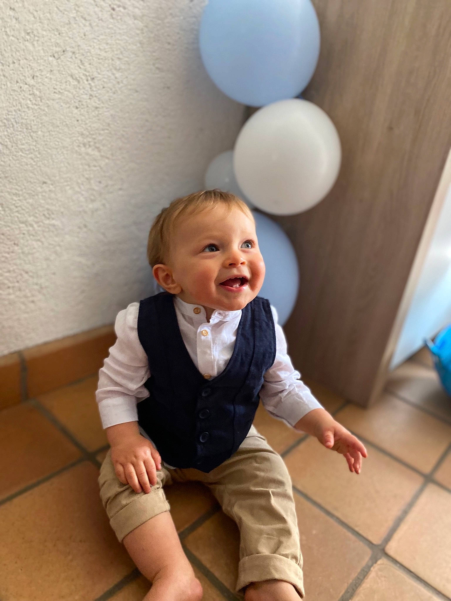 Sohann a rejoint le concours — aidez-le/la à gagner de superbes lots ! baby, baby_toddler_clothing, balloon, collar, dress_shirt, eye, face, flash_photography, floor, flooring, happy, head, human, joint, knee, person, skin, sleeve, smile, standing