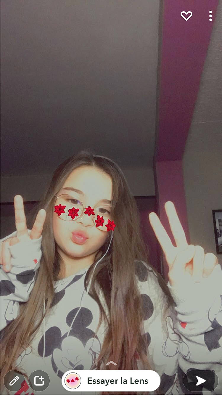 Yeli participe au concours pour gagner de l'argent avec cette photo : arm, cool, eyebrow, eyelash, eyewear, finger, forehead, gesture, glasses, hand, happy, lip, lipstick, mouth, organ, person, pink, shoulder, skin, thumb