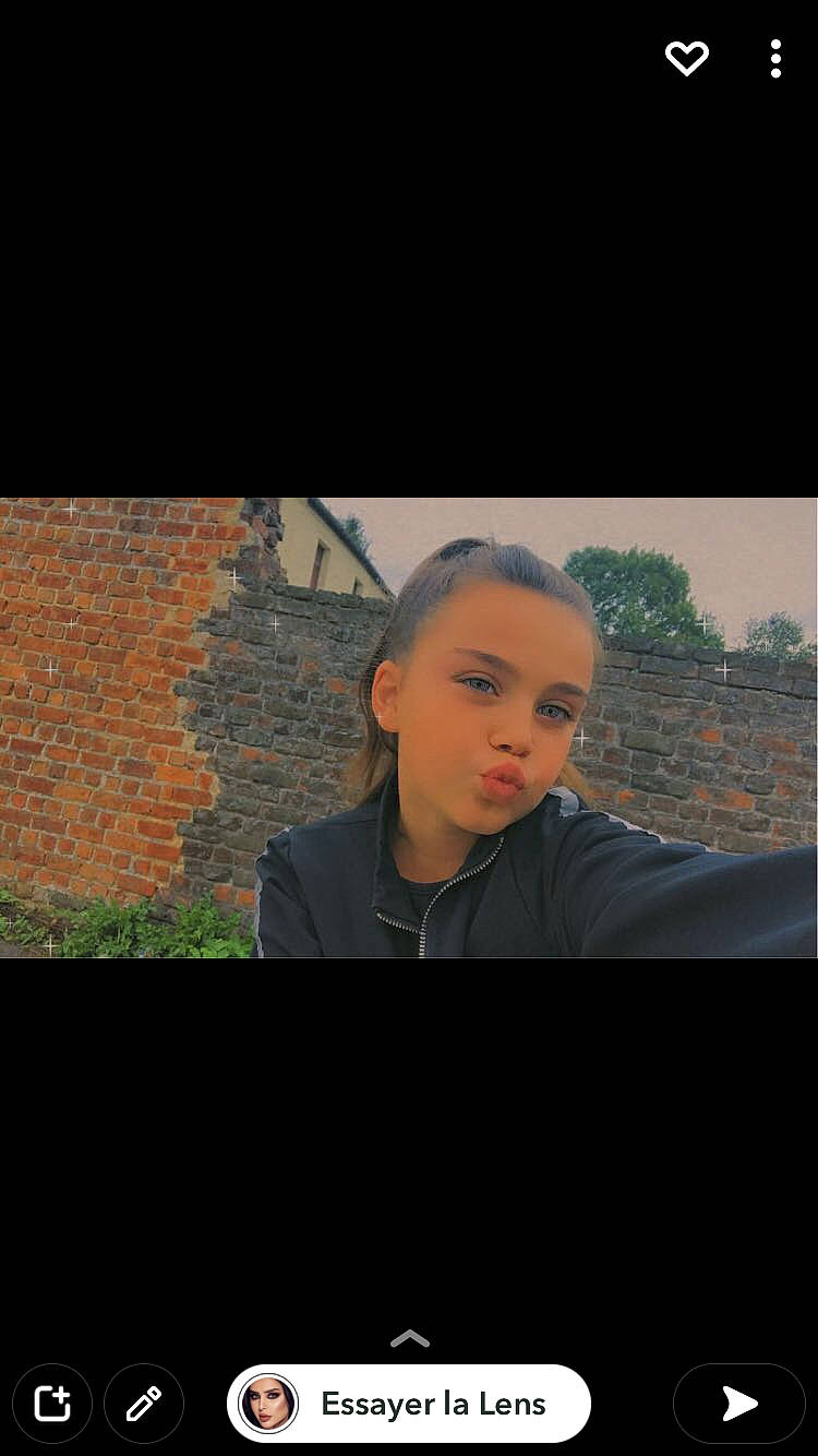 Yeli participe au concours pour gagner de l'argent avec cette photo : audio_equipment, buzz_cut, darkness, display_device, eyewear, flash_photography, font, formal_wear, fun, pattern, person, portrait, portrait_photography, room, shadow, sitting, sleeve, t_shirt, tints_and_shades, tree