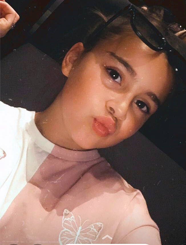 Yeli participe au concours pour gagner de l'argent avec cette photo : black_hair, cap, chin, cool, dress, eye, eyebrow, eyelash, fashion, flash_photography, forehead, gesture, happy, headgear, jaw, lip, mouth, neck, nose, person