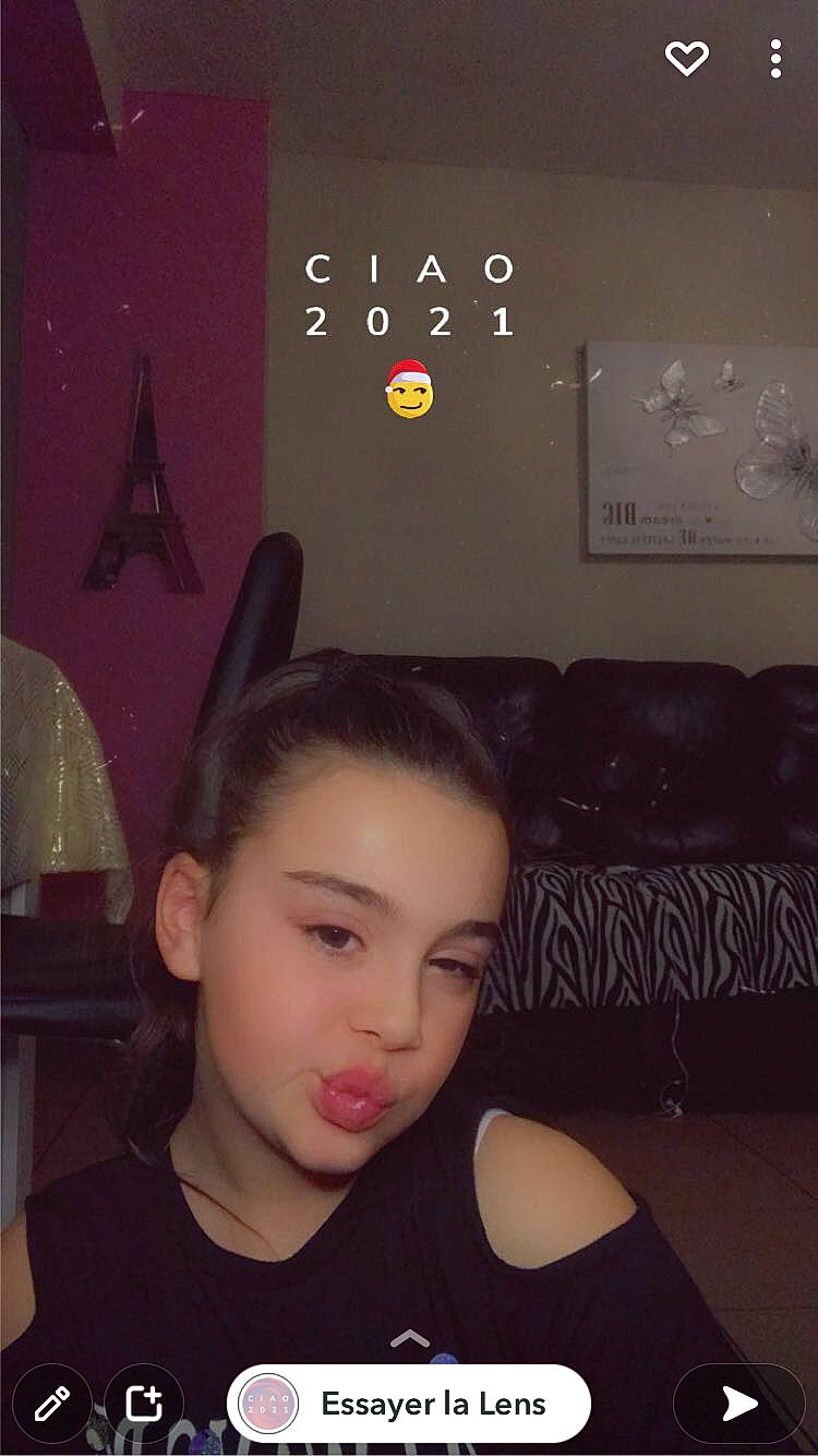 Yeli participe au concours pour gagner de l'argent avec cette photo : beauty, black, black_hair, brown_hair, carmine, couch, ear, eyebrow, eyelash, flash_photography, font, fun, jaw, light, lighting, long_hair, magenta, person, room, space