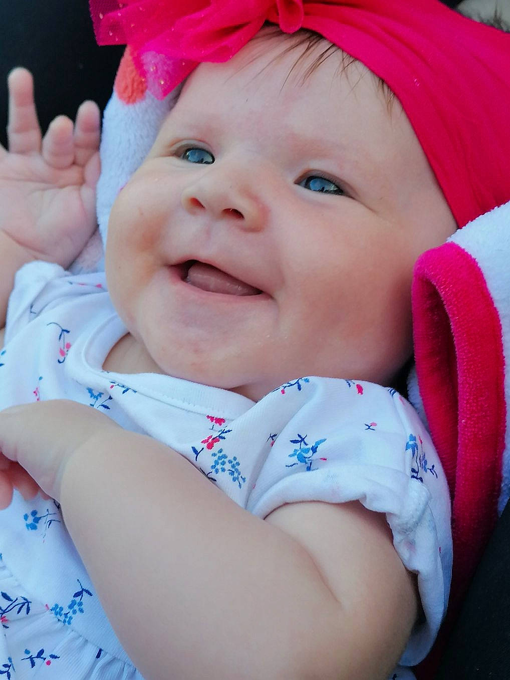 Gwenaëlle participe au concours pour gagner de l'argent avec cette photo : baby, beauty, cheek, child, eye, face, facial_expression, fun, hand, happy, head, headgear, headwear, lip, mouth, nose, person, photography, pink, skin