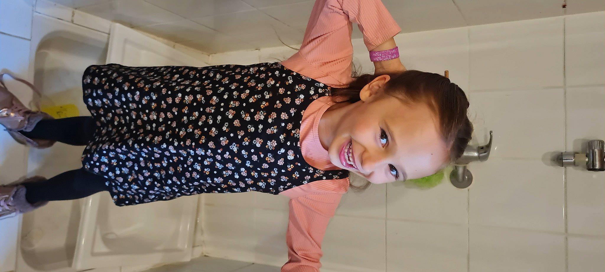 Kélya participe au concours pour gagner de l'argent avec cette photo : baby_toddler_clothing, child, elbow, facial_expression, flooring, fun, hairstyle, happy, human_leg, joy, leisure, neck, pattern, person, room, shoulder, skin, sleeve, smile, thigh