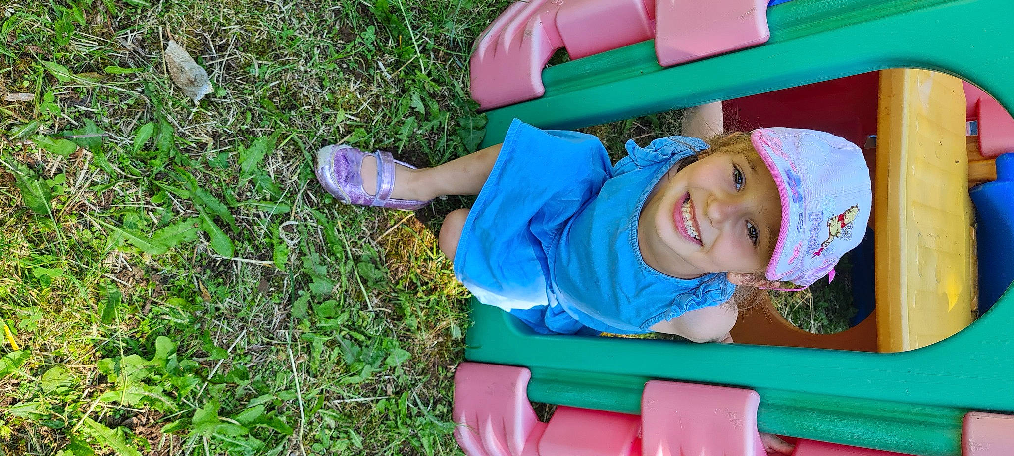Kélya a rejoint le concours — aidez-le/la à gagner de superbes lots ! baby_toddler_clothing, child, electric_blue, fun, grass, happy, hat, headwear, joy, lawn, leaf, leisure, outdoor_play_equipment, people_in_nature, person, pink, plant, play, recreation, sitting
