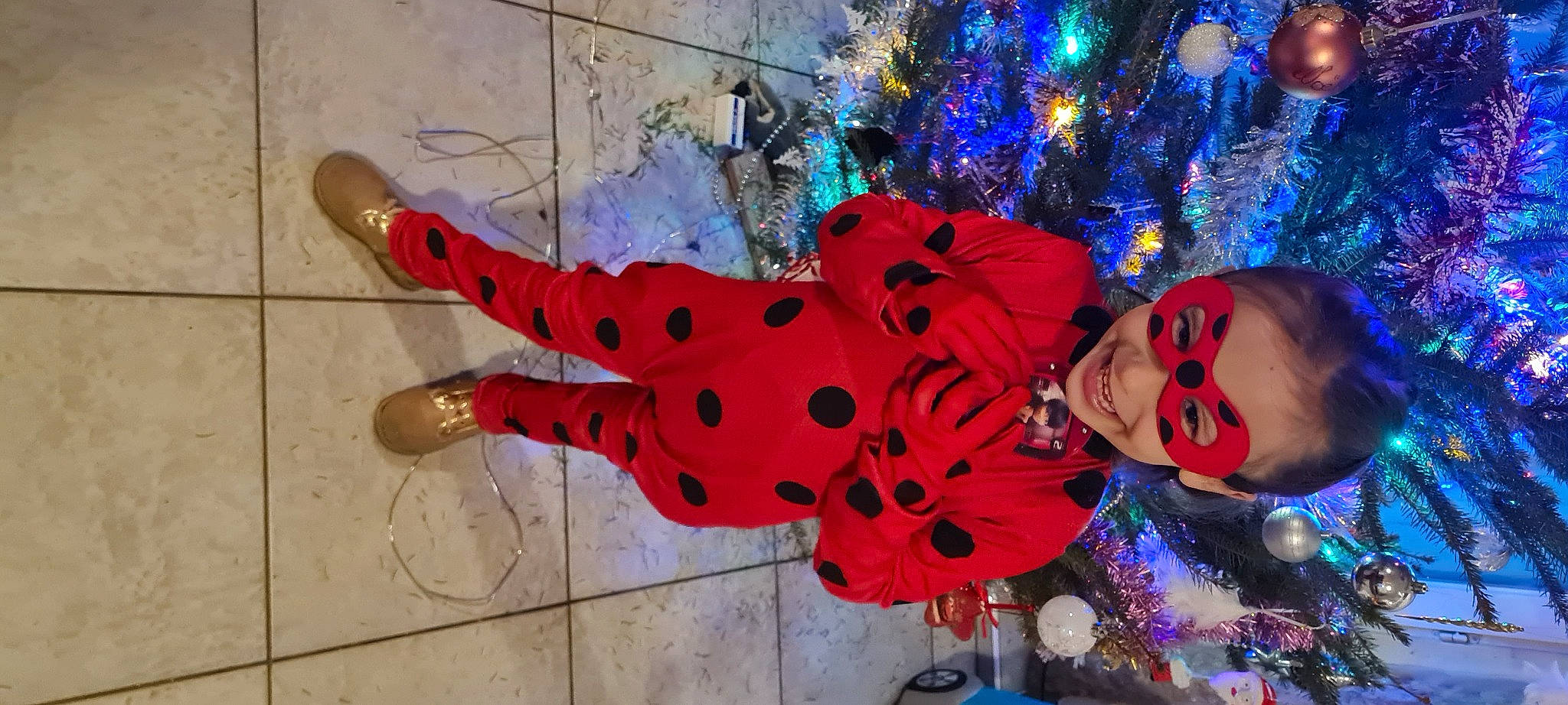 Kélya a rejoint le concours — aidez-le/la à gagner de superbes lots ! blue, christmas, christmas_decoration, christmas_ornament, christmas_tree, electric_blue, event, fun, happy, holiday, holiday_ornament, joy, organism, ornament, party_supply, person, plant, red, toddler, tradition