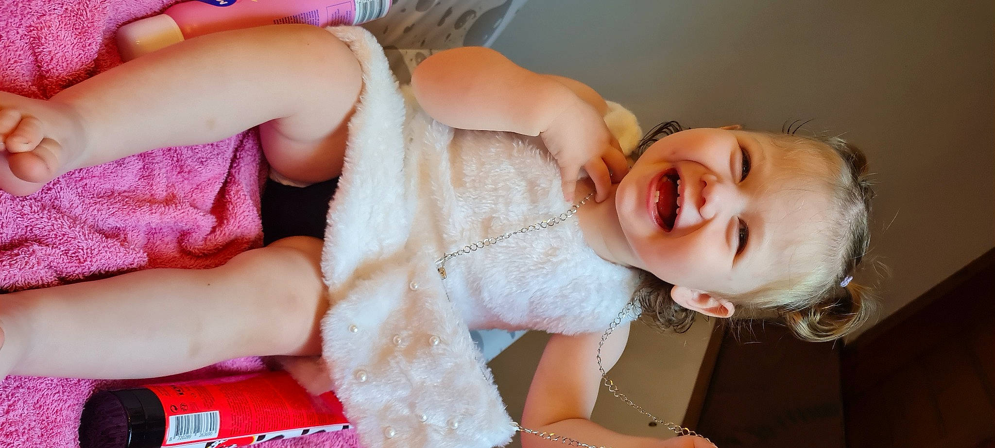 Lou participe au concours pour gagner de l'argent avec cette photo : arm, chest, child, comfort, elbow, eye, eyelash, finger, flash_photography, gesture, happy, iris, mouth, nail, neck, person, pink, skin, smile, thigh