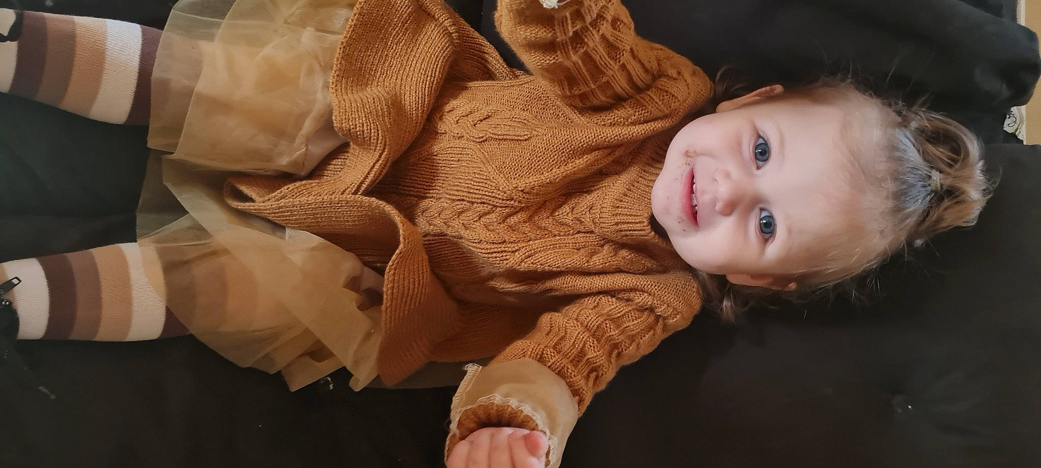 Lou a rejoint le concours — aidez-le/la à gagner de superbes lots ! arm, baby, baby_toddler_clothing, cheek, comfort, dress, eye, finger, flash_photography, gesture, hand, human_body, iris, leg, person, skin, sleeve, smile, thumb, toddler
