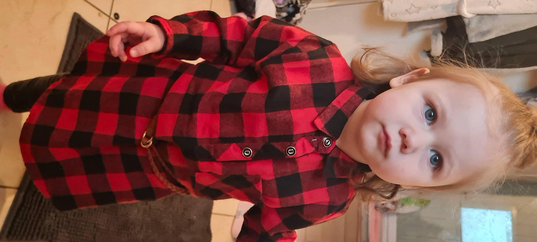 Lou a rejoint le concours — aidez-le/la à gagner de superbes lots ! brown_hair, child, comfort, eyelash, fashion, fur, linens, mouth, pattern, person, plaid, red, room, sitting, sleeve, tartan, textile, thigh, toddler, toy