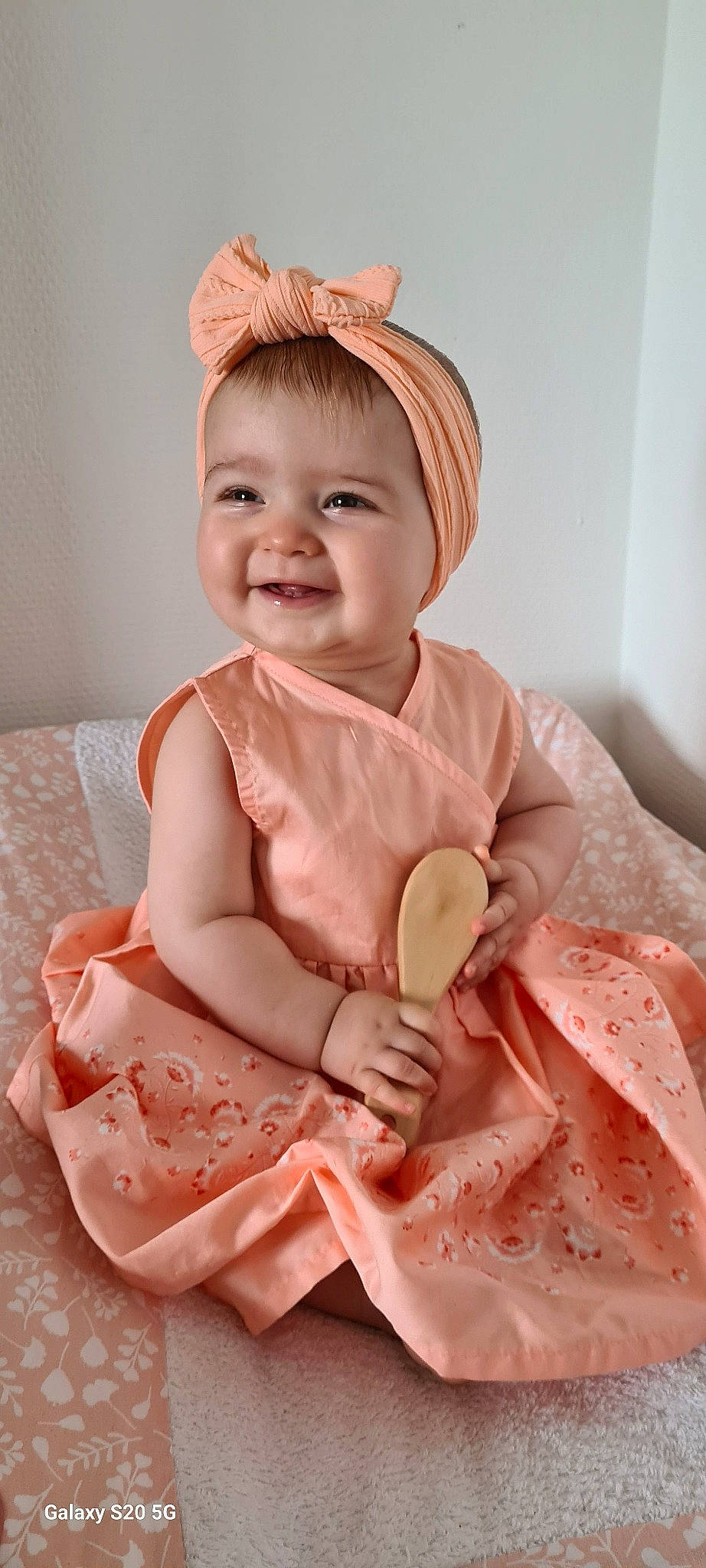 Lana a rejoint le concours — aidez-le/la à gagner de superbes lots ! baby, baby_products, baby_toddler_clothing, cheek, child, fashion_accessory, happy, hat, joy, magenta, neck, pattern, peach, person, pink, sitting, skin, sleeve, smile, t_shirt