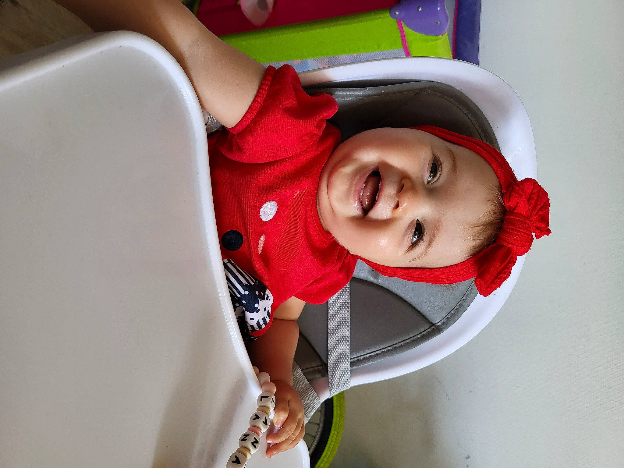 Lana a rejoint le concours — aidez-le/la à gagner de superbes lots ! baby, baby_products, carmine, child, comfort, fashion_accessory, fun, happy, hat, headgear, headwear, joy, laugh, leisure, magenta, person, room, smile, toddler, window