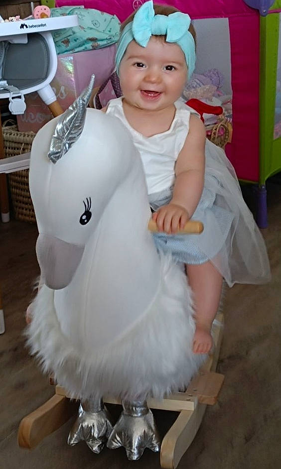 Lana participe au concours pour gagner de l'argent avec cette photo : abdomen, baby, baby_toddler_clothing, chest, child, costume, dress, event, fictional_character, fun, happy, hat, headwear, joy, kitchen_appliance, person, personal_protective_equipment, pink, sitting, smile