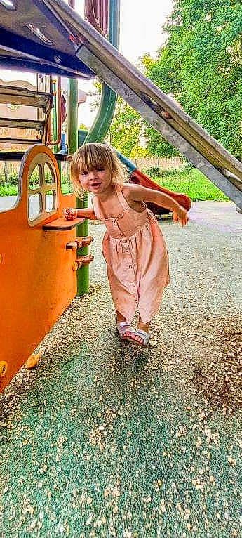 Maëlya a rejoint le concours — aidez-le/la à gagner de superbes lots ! child, chute, city, dress, fun, grass, green, happy, joy, leisure, people_in_nature, person, plant, playground, playground_slide, recreation, sitting, tints_and_shades, toddler, travel