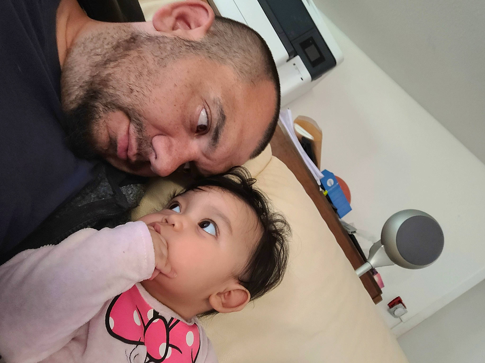 Shanna a rejoint le concours — aidez-le/la à gagner de superbes lots ! arm, audio_equipment, cheek, ear, eye, eyebrow, eyelash, face, finger, forehead, gesture, hair, happy, joint, mouth, neck, nose, organ, person, shoulder