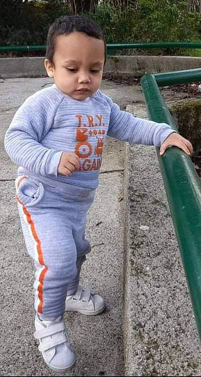 Anthonio participe au concours pour gagner de l'argent avec cette photo : baby, baby_toddler_clothing, child, chute, city, denim, facial_expression, fun, grass, green, leisure, pattern, person, play, recreation, sitting, sleeve, soil, standing, toddler