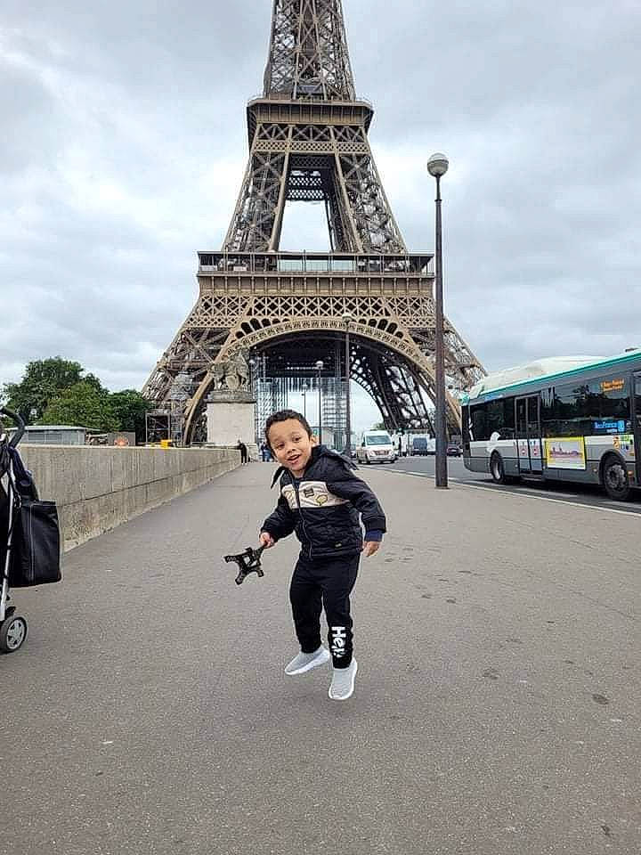 Anthonio a rejoint le concours — aidez-le/la à gagner de superbes lots ! asphalt, bag, bus, city, cloud, fun, infrastructure, joy, leisure, luggage_and_bags, pedestrian, person, recreation, road, running, sky, street_fashion, tourism, tower, travel