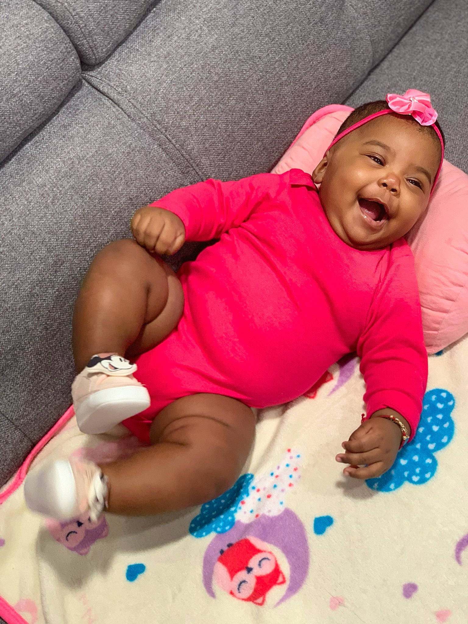 Joyce a rejoint le concours — aidez-le/la à gagner de superbes lots ! baby, cheek, child, headwear, leg, person, pink, skin, smile, thigh, toddler