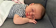 Elena a rejoint le concours — aidez-le/la à gagner de superbes lots ! baby, blanket, child, comfort, couch, cozy, face, hand, head, indoors, infant, nap, peaceful, relax, rest, skin, sleeping, soft, striped_shirt, young