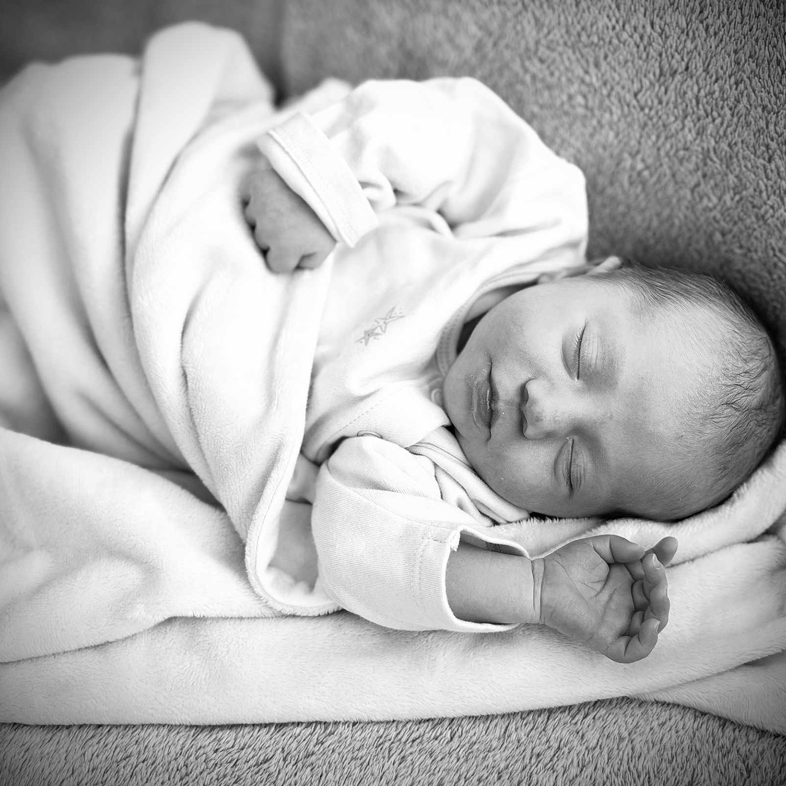 Elena a rejoint le concours — aidez-le/la à gagner de superbes lots ! baby, black_and_white, blanket, child, cozy, cute, face, hand, infant, monochrome, newborn, peace, peaceful, portrait, resting, sleeping, small, soft, texture, wrapped