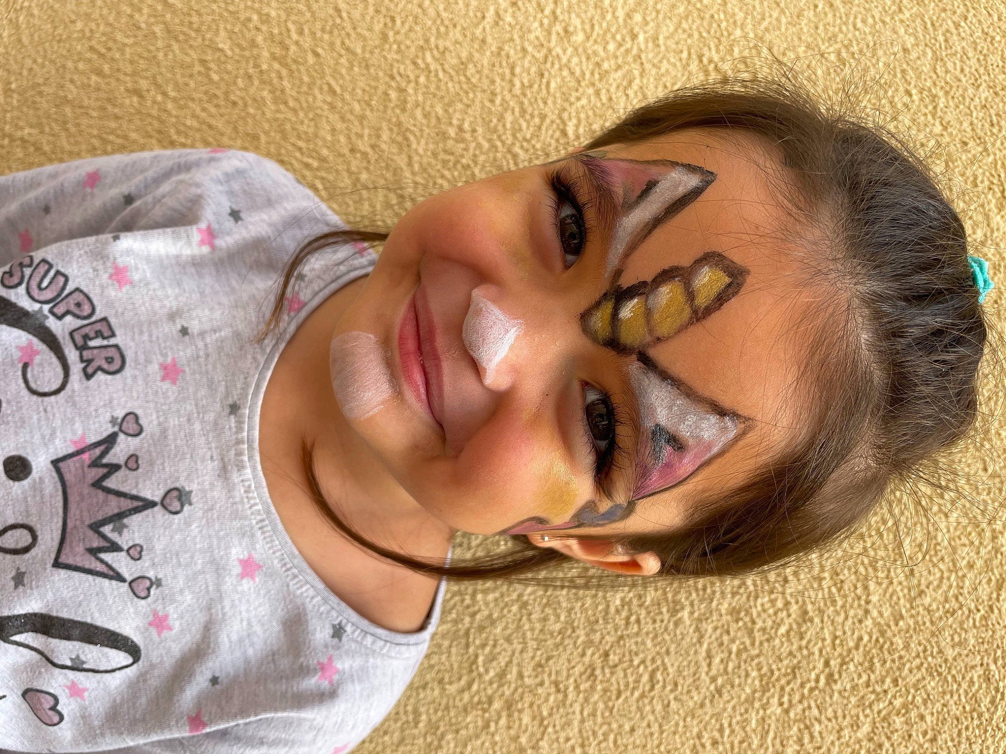 Aïcha participe au concours pour gagner de l'argent avec cette photo : cool, eyebrow, eyelash, eyewear, gesture, glasses, happy, head, human_body, jaw, joy, lip, mouth, neck, nose, person, selfie, skin, sleeve, smile