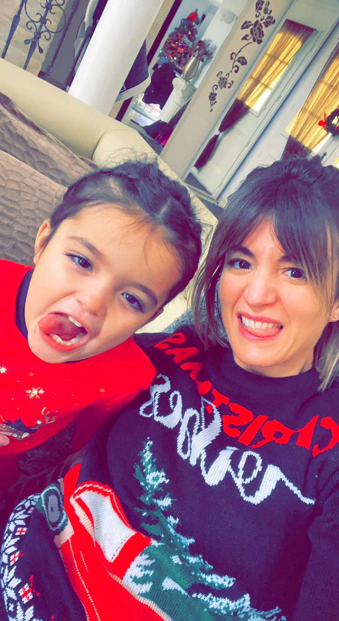 Aïcha participe au concours pour gagner de l'argent avec cette photo : beauty, cheek, chin, cool, eyebrow, facial_expression, fun, hairstyle, happy, iris, joy, leisure, lip, mouth, nose, person, selfie, skin, sleeve, smile