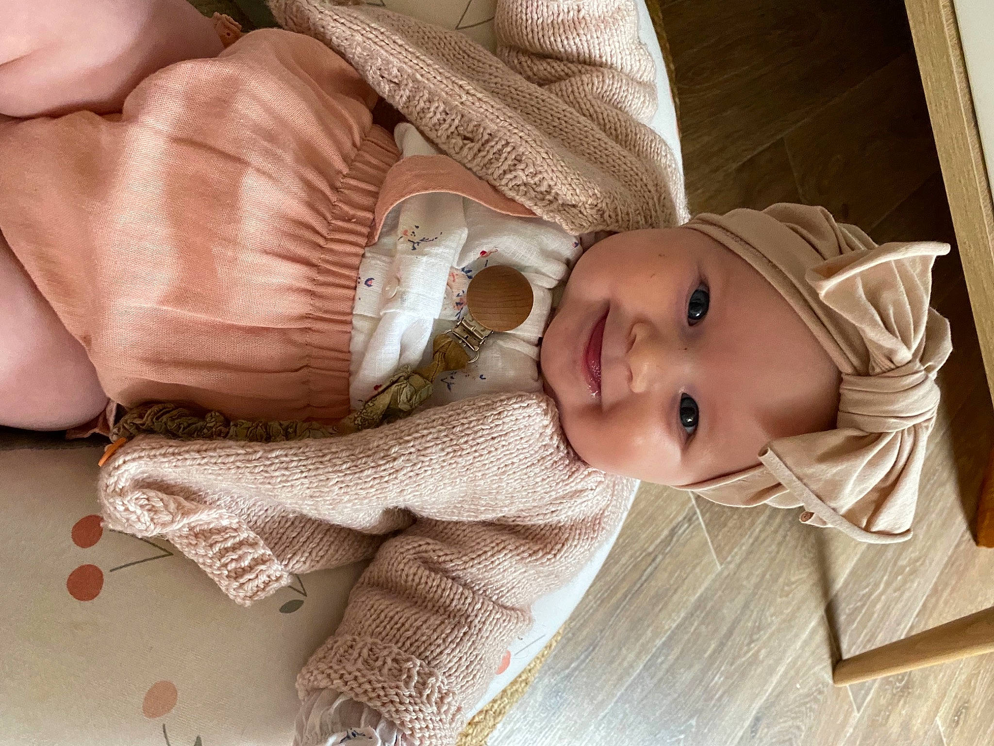 Romy a rejoint le concours — aidez-le/la à gagner de superbes lots ! baby, baby_products, baby_toddler_clothing, blond, cheek, child, comfort, fashion_accessory, flooring, hat, headwear, iris, joy, lip, mammal, mouth, nose, person, skin, sleeve