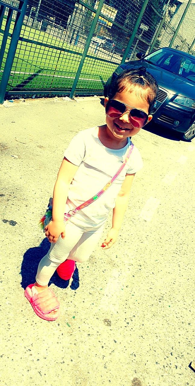 Mellina participe au concours pour gagner de l'argent avec cette photo : child, cool, eyewear, fun, glasses, happy, joy, person, photography, plant, play, recreation, sand, selfie, smile, summer, sunglasses, technology, toddler, vacation