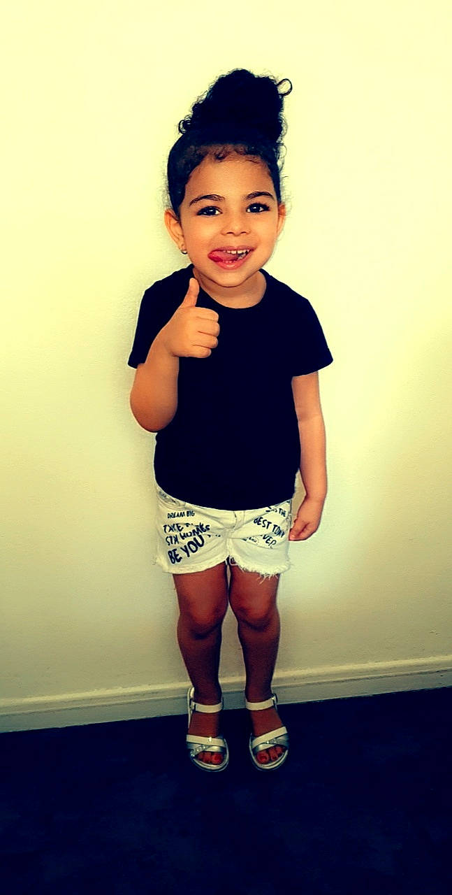 Mellina participe au concours pour gagner de l'argent avec cette photo : arm, blue, cheek, child, child_model, face, footwear, hairstyle, head, joint, joy, knee, leg, person, shoulder, skin, smile, standing, t_shirt, toddler