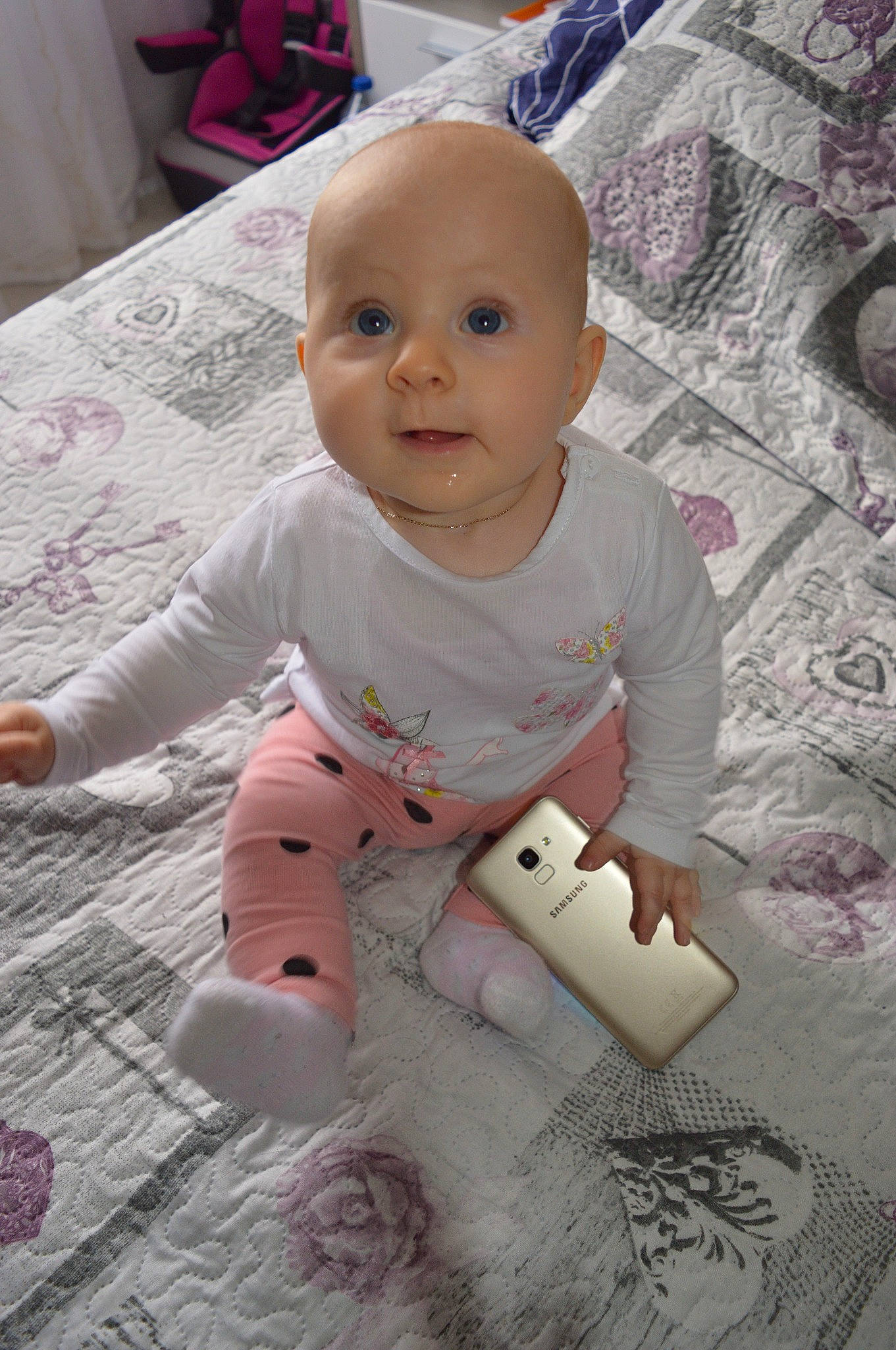 Cèline a rejoint le concours — aidez-le/la à gagner de superbes lots ! baby, child, person, play, skin, toddler