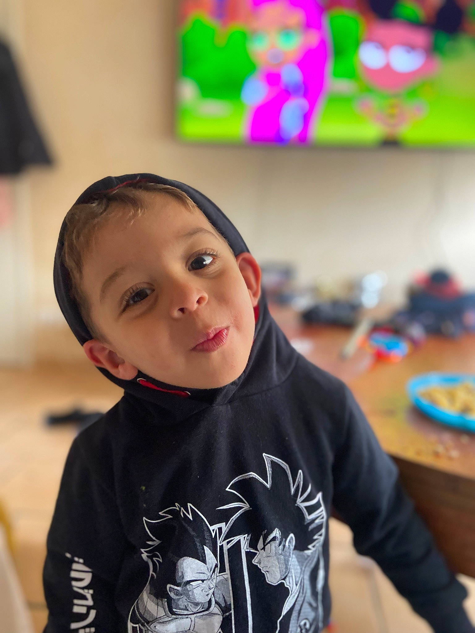 Adem a rejoint le concours — aidez-le/la à gagner de superbes lots ! cheek, child, chin, face, facial_expression, flash_photography, flooring, fun, hairstyle, happy, head, leisure, neck, person, room, sitting, skin, sleeve, t_shirt, toddler