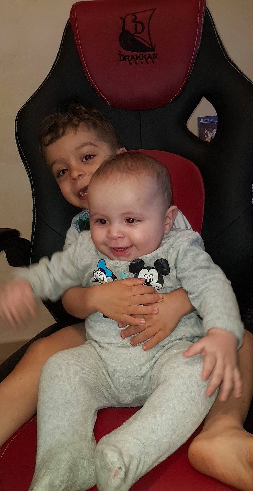 Adem a rejoint le concours — aidez-le/la à gagner de superbes lots ! arm, baby, baby_toddler_clothing, black, cheek, comfort, eye, facial_expression, finger, flash_photography, hairstyle, happy, joy, leg, mouth, organ, person, skin, sleeve, smile