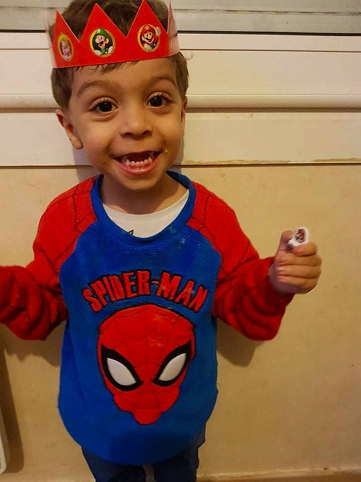 Adem a rejoint le concours — aidez-le/la à gagner de superbes lots ! cap, cool, costume_hat, eye, face, facial_expression, gesture, hairstyle, happy, head, headgear, headwear, jersey, joy, mammal, orange, organ, person, sleeve, smile