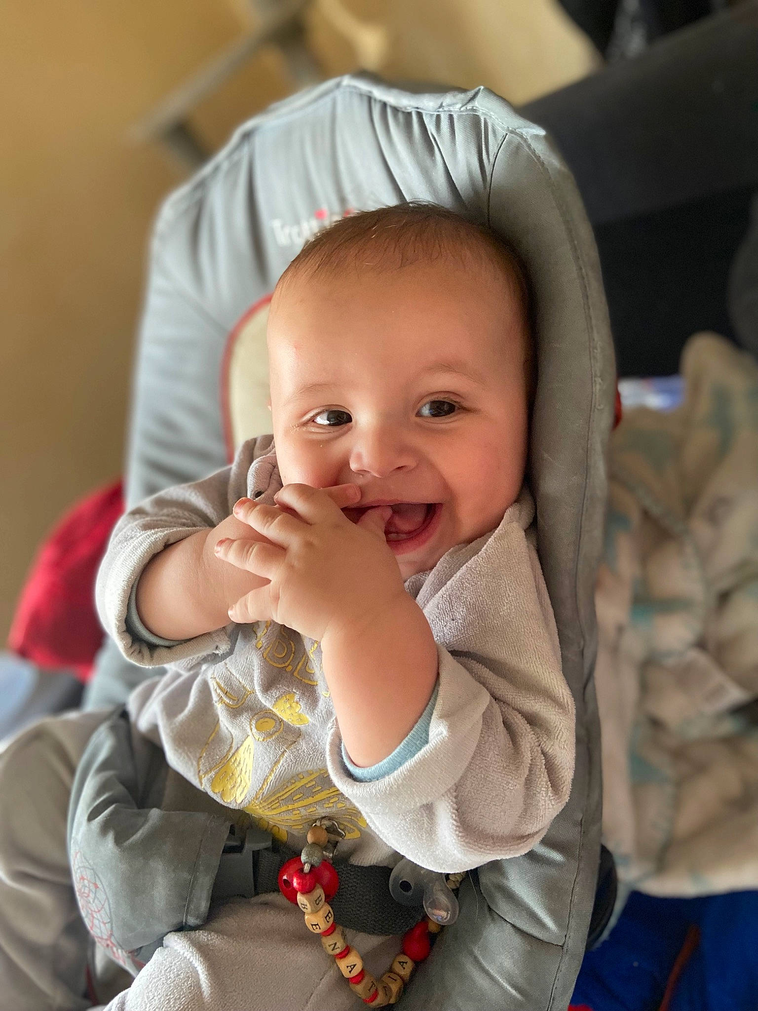 Benattia participe au concours pour gagner de l'argent avec cette photo : arm, baby, baby_carriage, baby_toddler_clothing, cheek, comfort, facial_expression, finger, fun, gesture, hairstyle, happy, iris, lip, mouth, nose, person, skin, smile, thumb