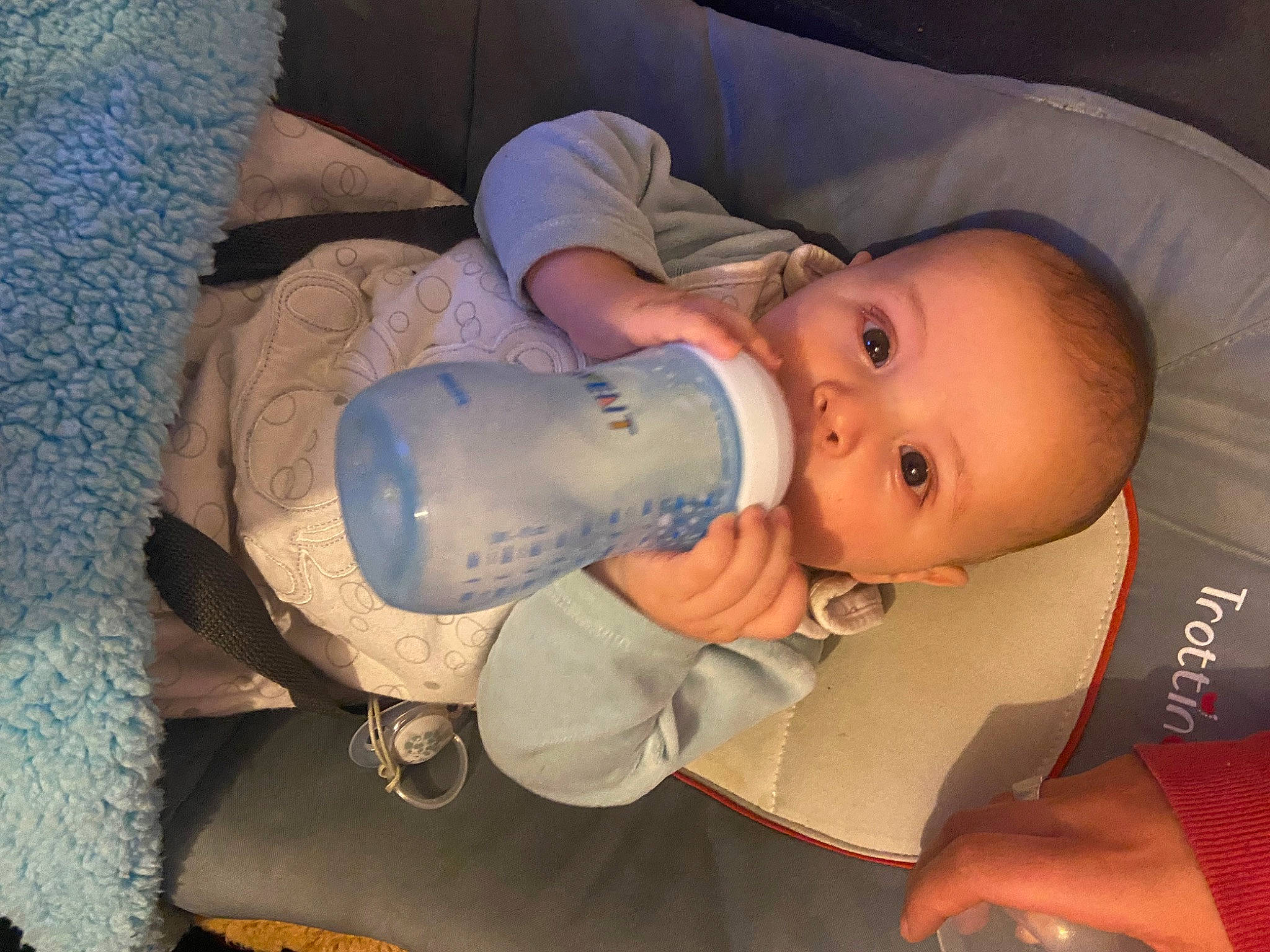 Benattia participe au concours pour gagner de l'argent avec cette photo : baby, baby_products, baby_toddler_clothing, bottle, cheek, child, comfort, drinkware, face, hand, headgear, mouth, nail, person, plastic, room, sitting, skin, sleeve, toddler