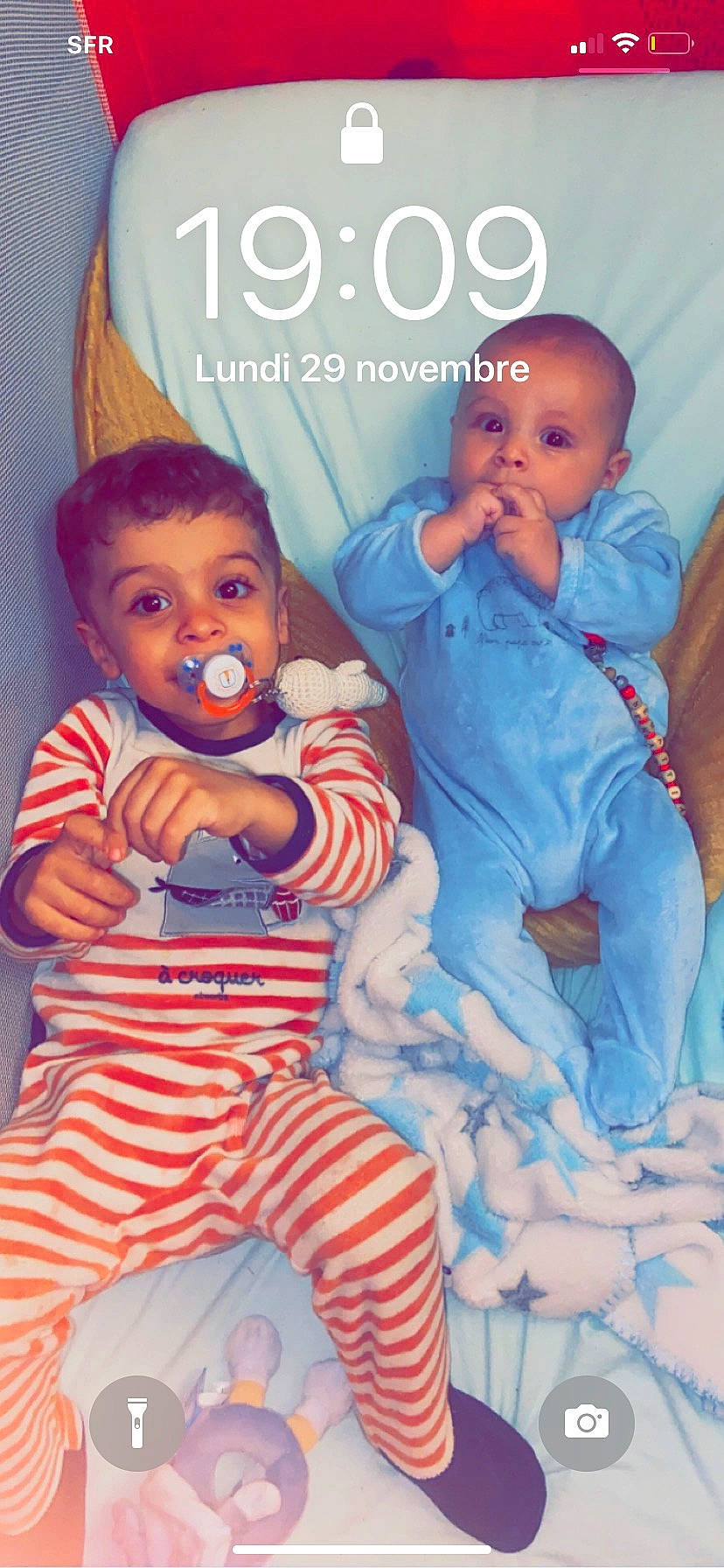 Benattia participe au concours pour gagner de l'argent avec cette photo : arm, baby, baby_toddler_clothing, beauty, blue, cheek, child, comfort, face, happy, head, human_body, iris, nose, organ, people, person, red, skin, sleeve