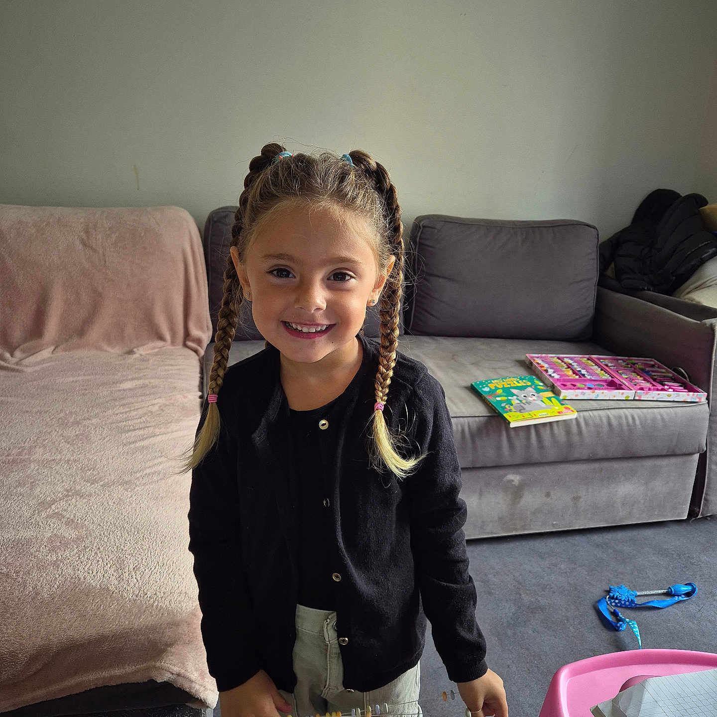 Naïa participe au concours pour gagner de l'argent avec cette photo : architecture, building, child, clothing, couch, cushion, face, female, furniture, girl, hair, head, homedecor, indoors, livingroom, pants, person, photography, portrait, room