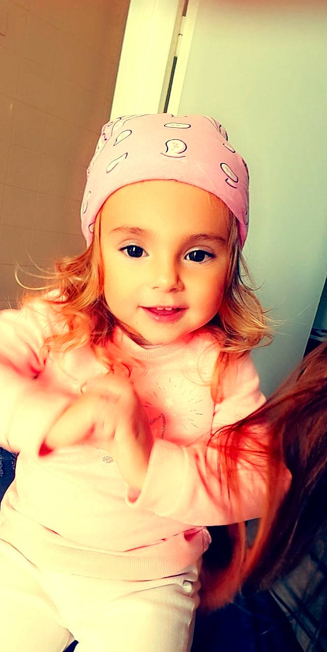 Naïa a rejoint le concours — aidez-le/la à gagner de superbes lots ! baby, baby_toddler_clothing, blond, cap, cheek, child, costume_hat, eyelash, fashion_accessory, flash_photography, gesture, happy, headband, headpiece, headwear, lip, magenta, person, pink, skin