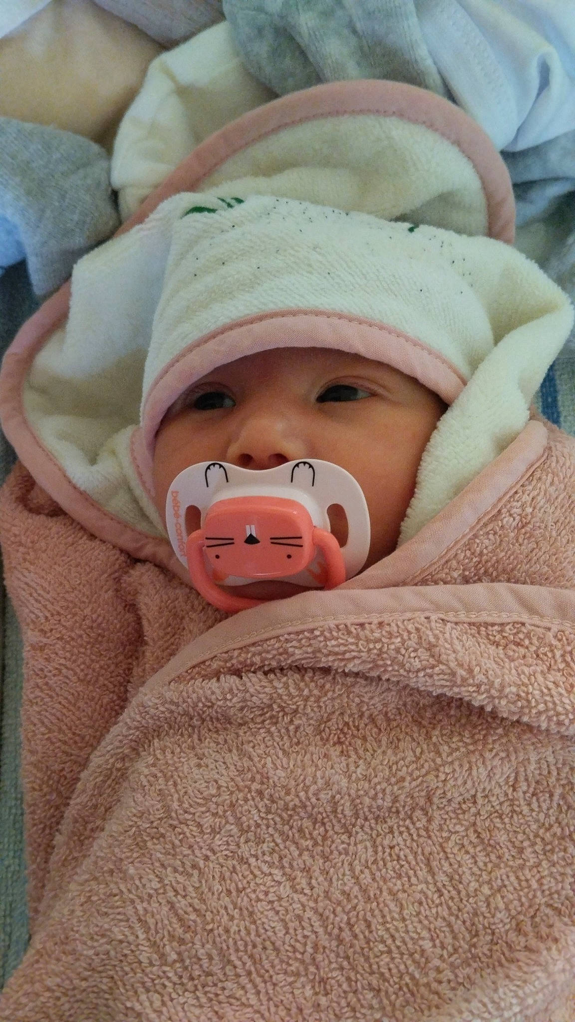 Ylliana a rejoint le concours — aidez-le/la à gagner de superbes lots ! baby, baby_products, baby_safety, baby_sleeping, baby_toddler_clothing, carmine, cheek, child, comfort, fur, hat, headwear, linens, nose, person, room, service, skin, sleep, sleeve